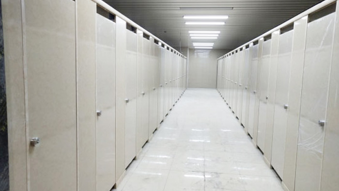 鋁紳仕攜手湖南張家界高鐵站衛(wèi)生間隔斷定制案例